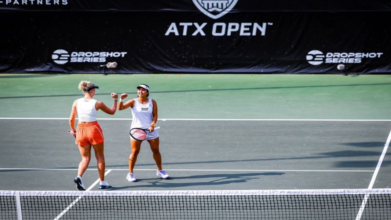 Petenis putri Indonesia Aldila Sutjiadi (kanan) berpasangan dengan petenis Selandia Baru Erin Routliffe (kiri) bereaksi dalam babak perempat final ATX Open di Austin, Amerika Serikat, Sabtu (4/3/2023). (ANTARA/HO-ATXOPEN)