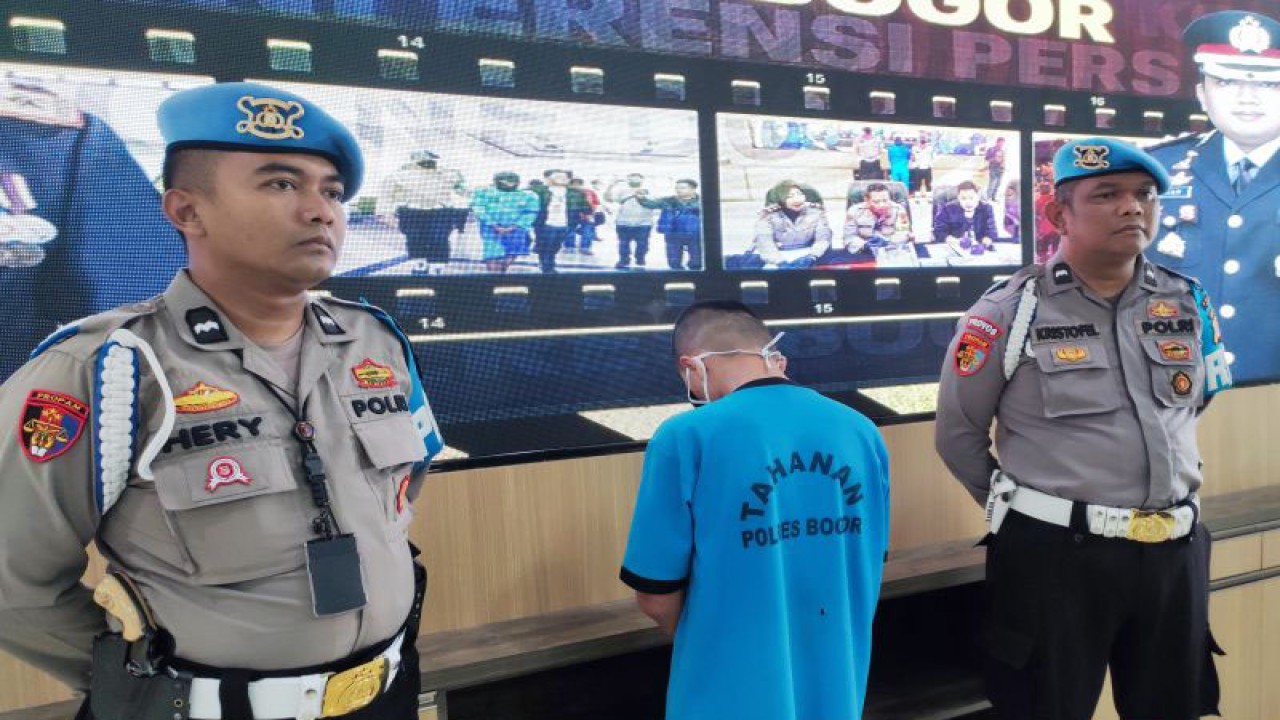 Tersangka DA dihadirkan saat pengungkapan kasus penemuan mayat dalam koper di Mapolres, Cibinong, Kabupaten Bogor, Jawa Barat, Sabtu (18/3/2023). ANTARA/M Fikri Setiawan