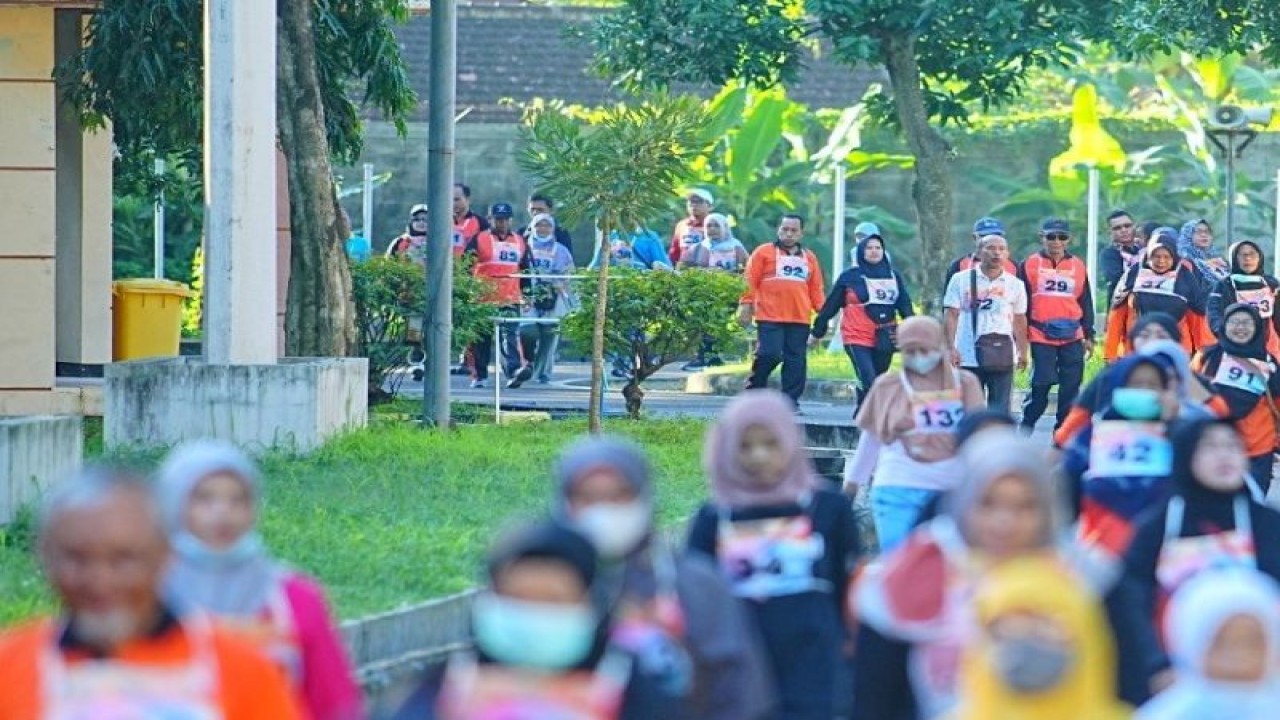 Sejumlah calon haji asal Kota Madiun mengikuti tes kebugaran yang digelar Dinkes setempat di halaman Asraman Haji Kota Madiun, Jumat (10/3/2023). ANTARA/HO-Diskominfo Kota Madiun