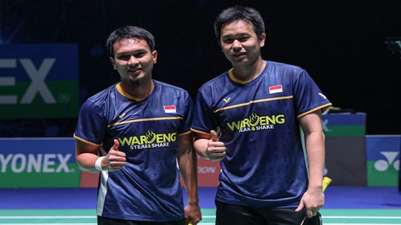 Ganda putra Hendra Setiawan/Mohammad Ahsan lolos ke babak kedua All England 2023 setelah mengalahkan Pramudya Kusumawardana/Yeremia Erich Yoche Yacob Rambitan dalam pertemuan babak 32 besar di Birmingham, Inggris, Rabu. (ANTARA/HO-PP PBSI)