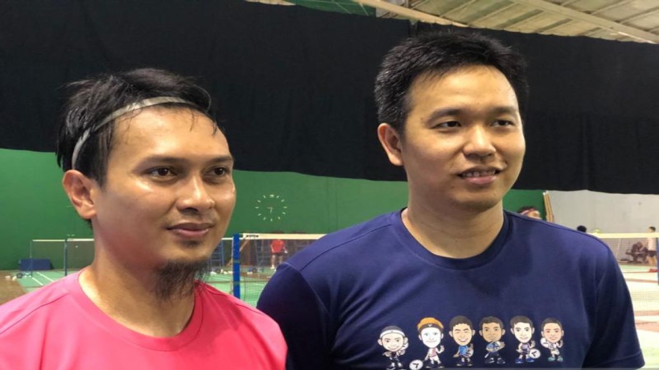 Arsip - Ganda putra Hendra Setiawan/Mohammad Ahsan menceritakan kesiapan mereka jelang turnamen BWF Super 1000 All England 2023 saat ditemui di Pelatnas PBSI Cipayung, Jakarta Timur, Rabu. (ANTARA/Roy Rosa Bachtiar)
