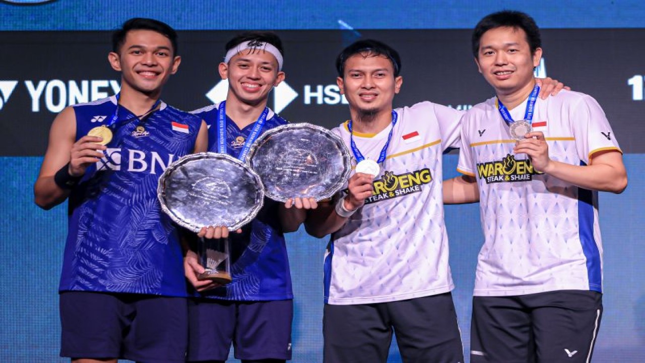 Ganda putra Hendra Setiawan/Mohammad Ahsan (kostum putih) menjadi runner-up All England 2023 setelah kalah dari rekan senegara Fajar Alfian/Muhammad Rian Ardianto pada babak final di Birmingham, Inggris, Minggu. (ANTARA/HO-PP PBSI)