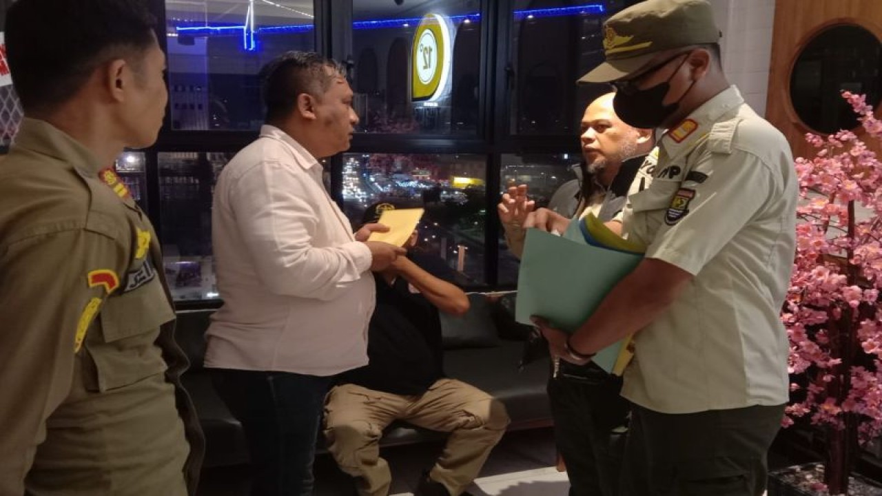 Petugas dari Satpol PP Kabupaten Tangerang melakukan operasi pengawasan dan monitoring Tertib Gemilang yang dibentuk untuk menciptakan ketenteraman dan ketertiban umum selama bulan suci Ramadhan. ANTARA/HO/Pemkab Tangerang