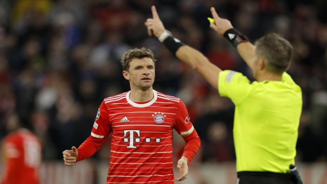 Reaksi pemain Bayern Muenchen Thomas Mueller (kiri) saat wasit akan mengecew VAR dalam pertandingan leg kedua babak 16 besar Liga Champions lawan Paris Saint-Germain pada 9 Maret 2023. ANTARA/AFP/ODD ANDERSEN