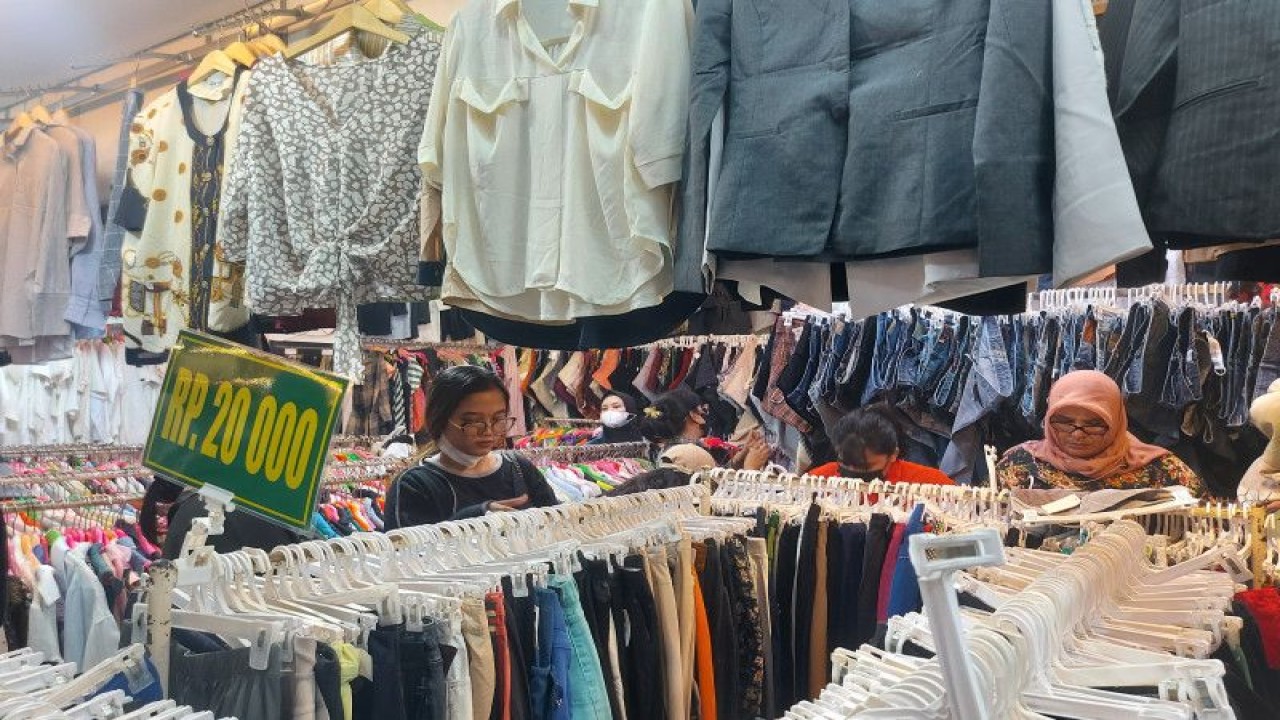 Dokumentasi. Suasana pusat perbelanjaan baju bekas atau "thrifting" di Pasar Senen Blok III Jakarta, Jumat (30/12/2022) (ANTARA/MENTARI DWI GAYATI)