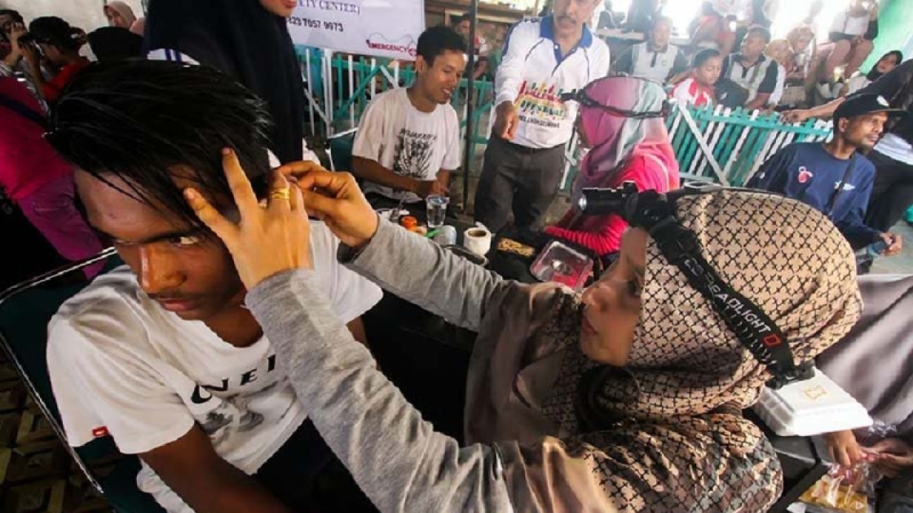 Ilustrasi - Warga sedang menjalani pemeriksaan telinga (ANTARA FOTO/Rahmad)