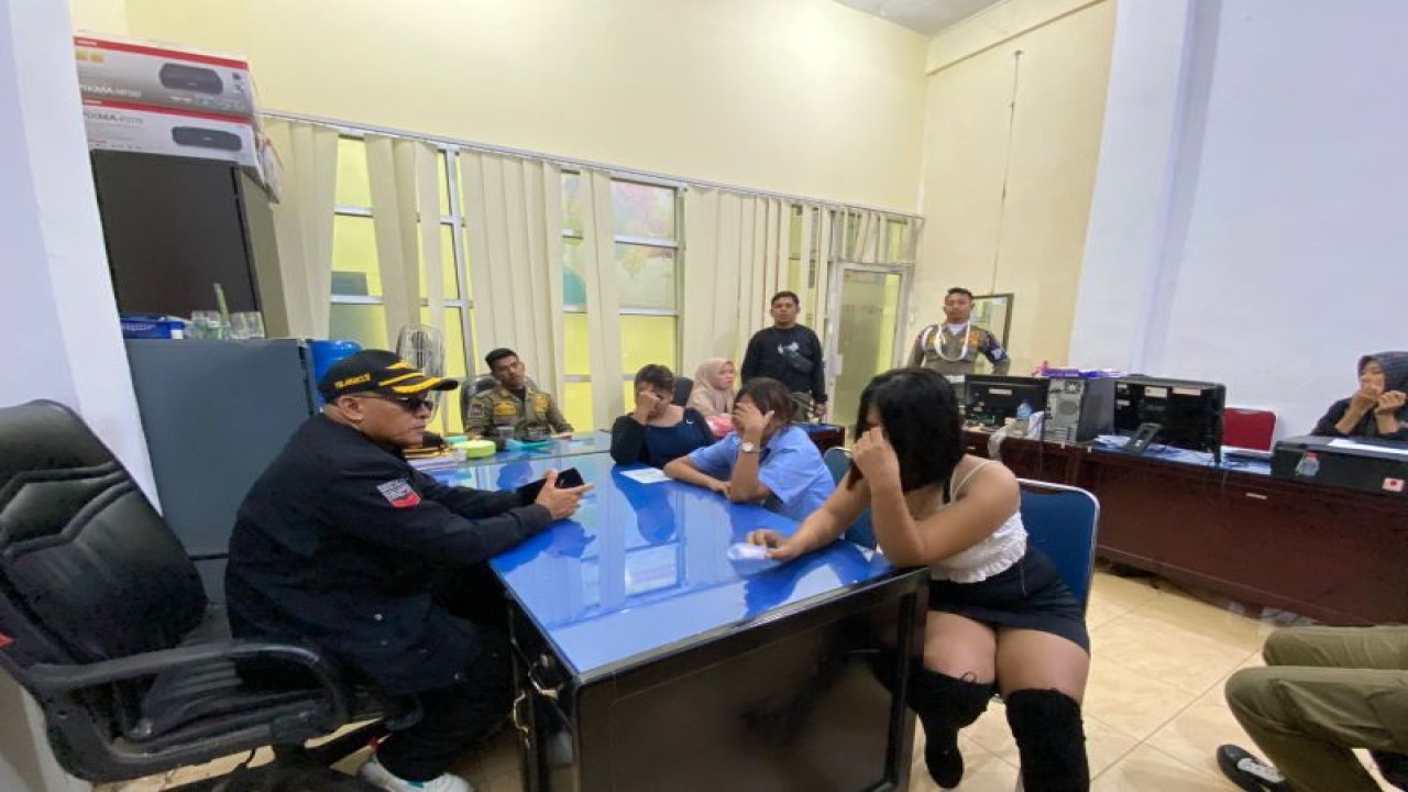 Tiga artis sawer sedang didata oleh petugas Satpol PP Damkar Agam.