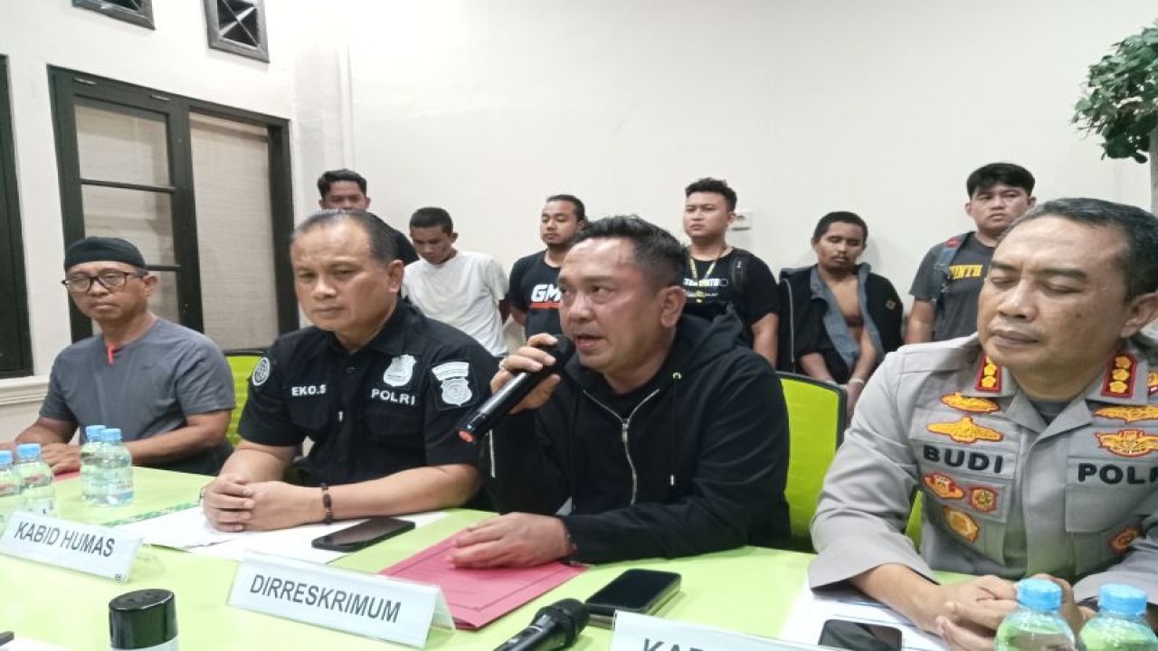 Pihak Polda Kalteng dan Kemenkumham Kalteng melakukan jumpa pers terkait penangkapan tiga narapidana yang melarikan diri dari Lapas Kelas IIA Palangka Raya, di RS Bhayangkara Palangka Raya, selasa (7/3/2023). ANTARA/Adi Wibowo