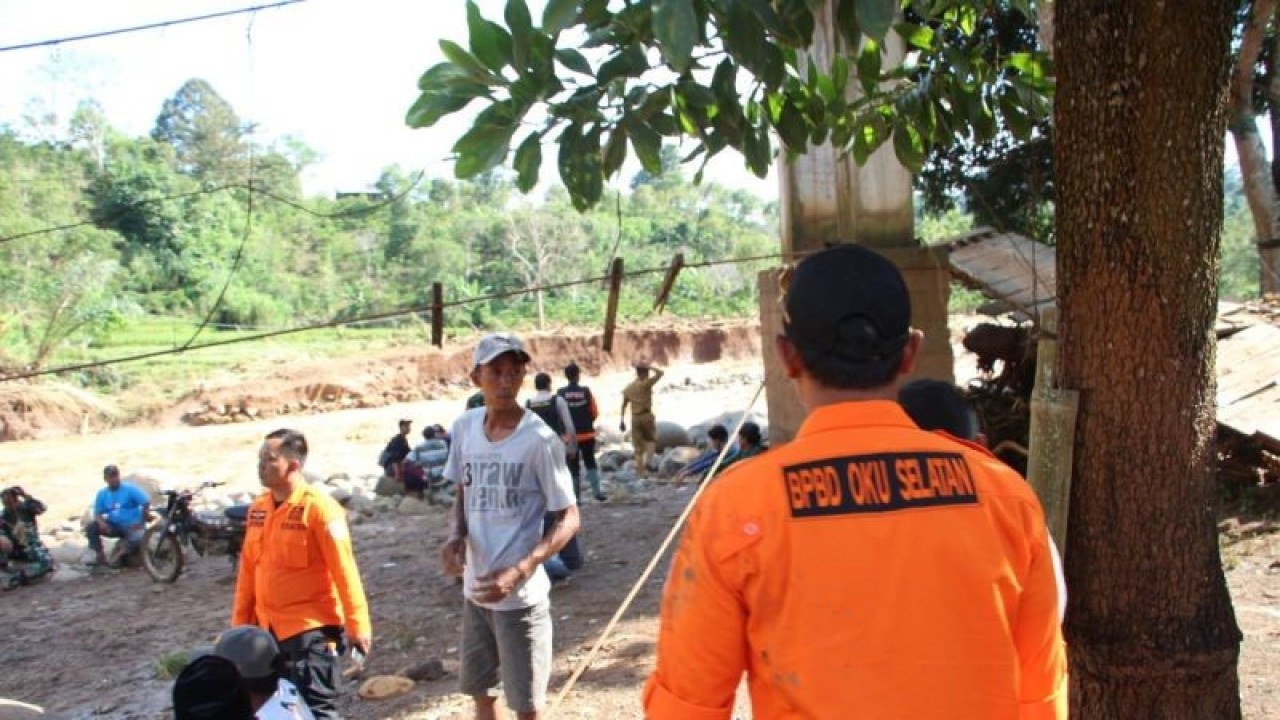 Banjir bandang menerjang belasan rumah warga di Kabupaten OKU Selatan, Jumat. (ANTARA/Edo Purmana/23)