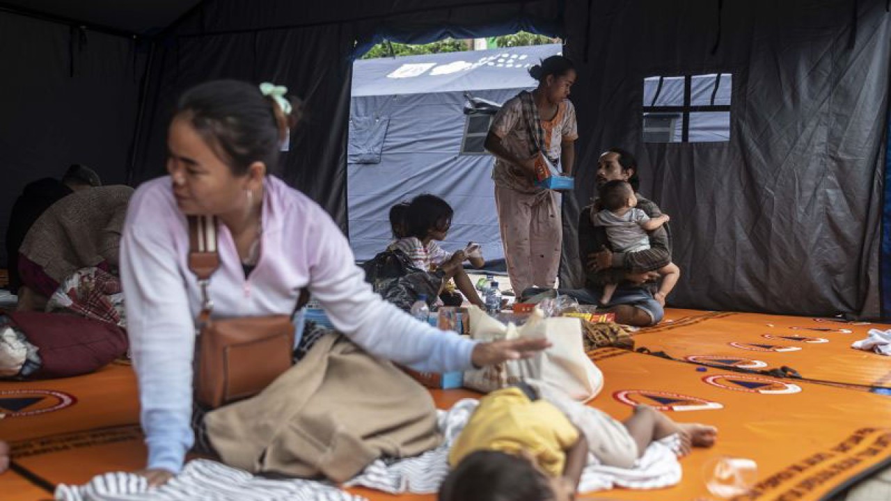 Pengungsi kebakaran Depo Pertamina Plumpang berada di tenda darurat di Kantor PMI Jakarta Utara, Koja, Jakarta, Sabtu (4/3/2023). ANTARA FOTO/Aprillio Akbar/foc/aa.