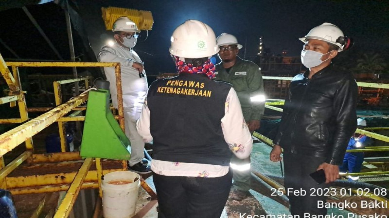 Tim Disnakertrans Riau saat meninjau lokasi kecelakaan kerja beberapa waktu lalu.  (ANTARA/dok)