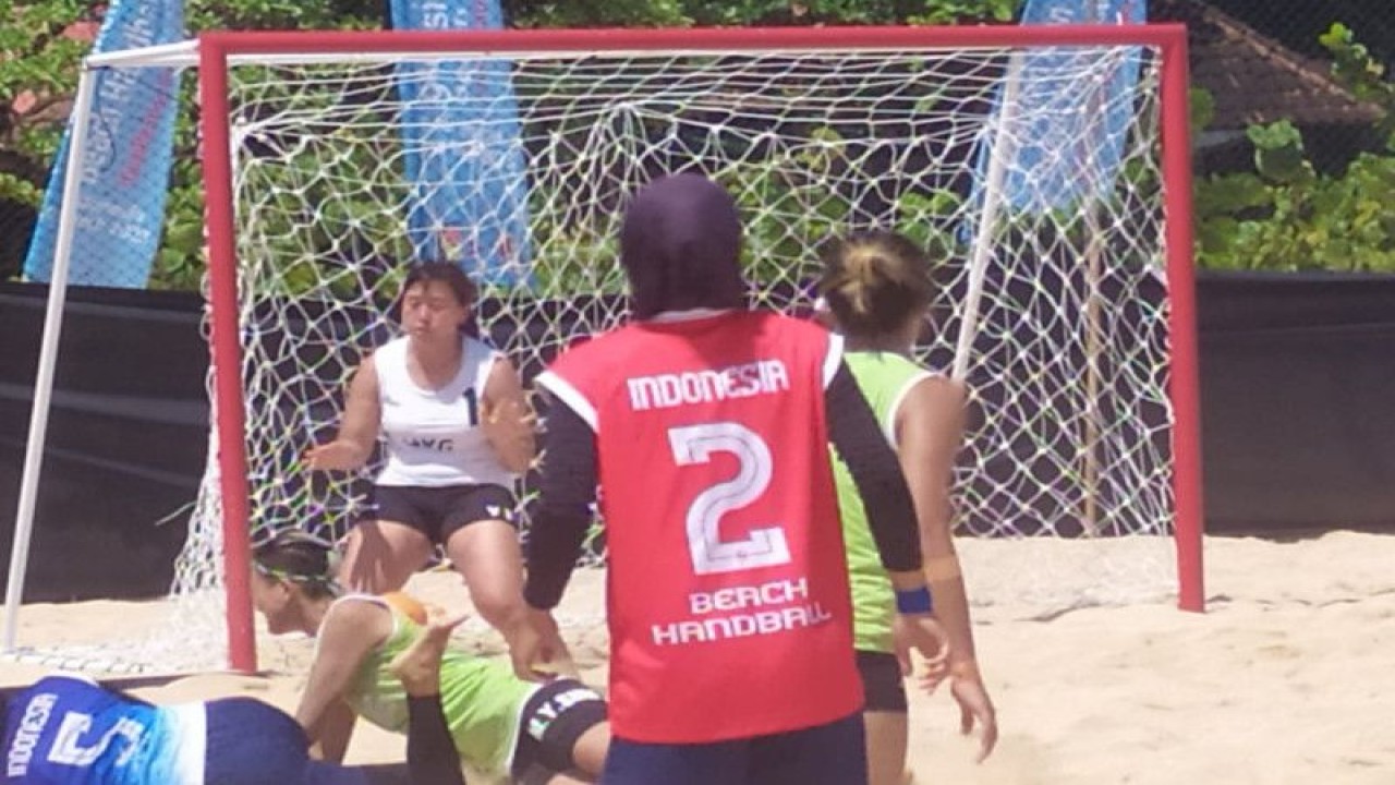 Tim putri Indonesia meraih kemenangan perdana atas Hong Kong 2-0 (17-15, 12-19) pada babak penyisihan Kejuaraan Asia Bola Tangan Pantai 2023 di Pantai Nusa Dua, Bali, Selasa (14/3/2023). (ANTARA/HO-ABTI)