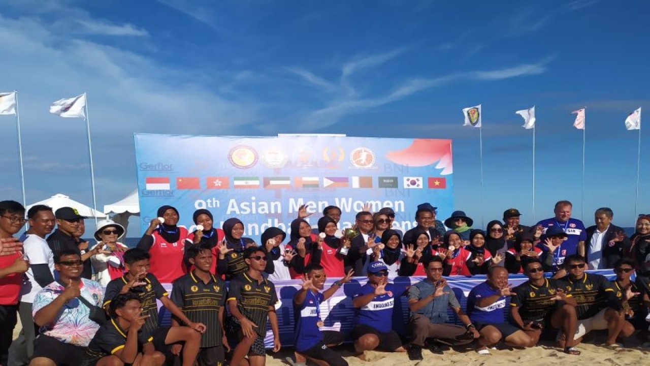 Tim putri Indonesia meraih perunggu Kejuaraan Asia Bola Tangan Pantai 2023 yang berakhir di Pantai Nusa Dua, Bali, Sabtu (18/3/2023). (ANTARA/HO-ABTI)