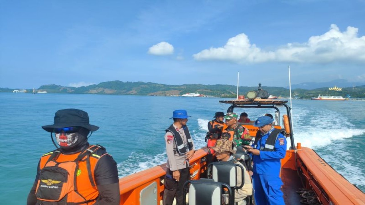 Tim Gabungan saat melakukan pencarian korban hilang di perairan laut Lampung Selatan (ANTARA/HO)