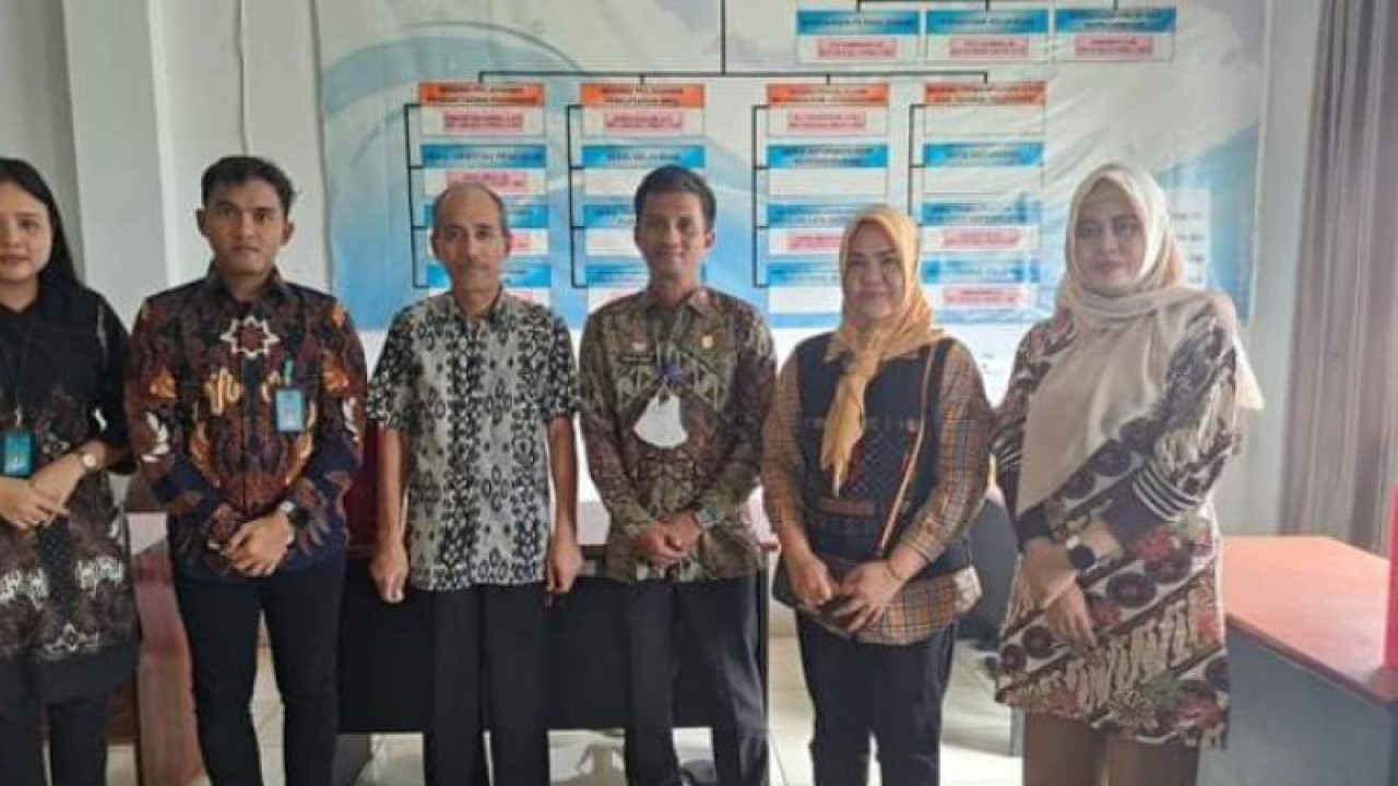 Tim dari Kemenkumham Sulsel saat melakukan pendataan anak berkewarganegaraan ganda terbatas di Kabupaten Enrekang, Sulsel. ANTARA/HO/Kemenkumham Sulsel