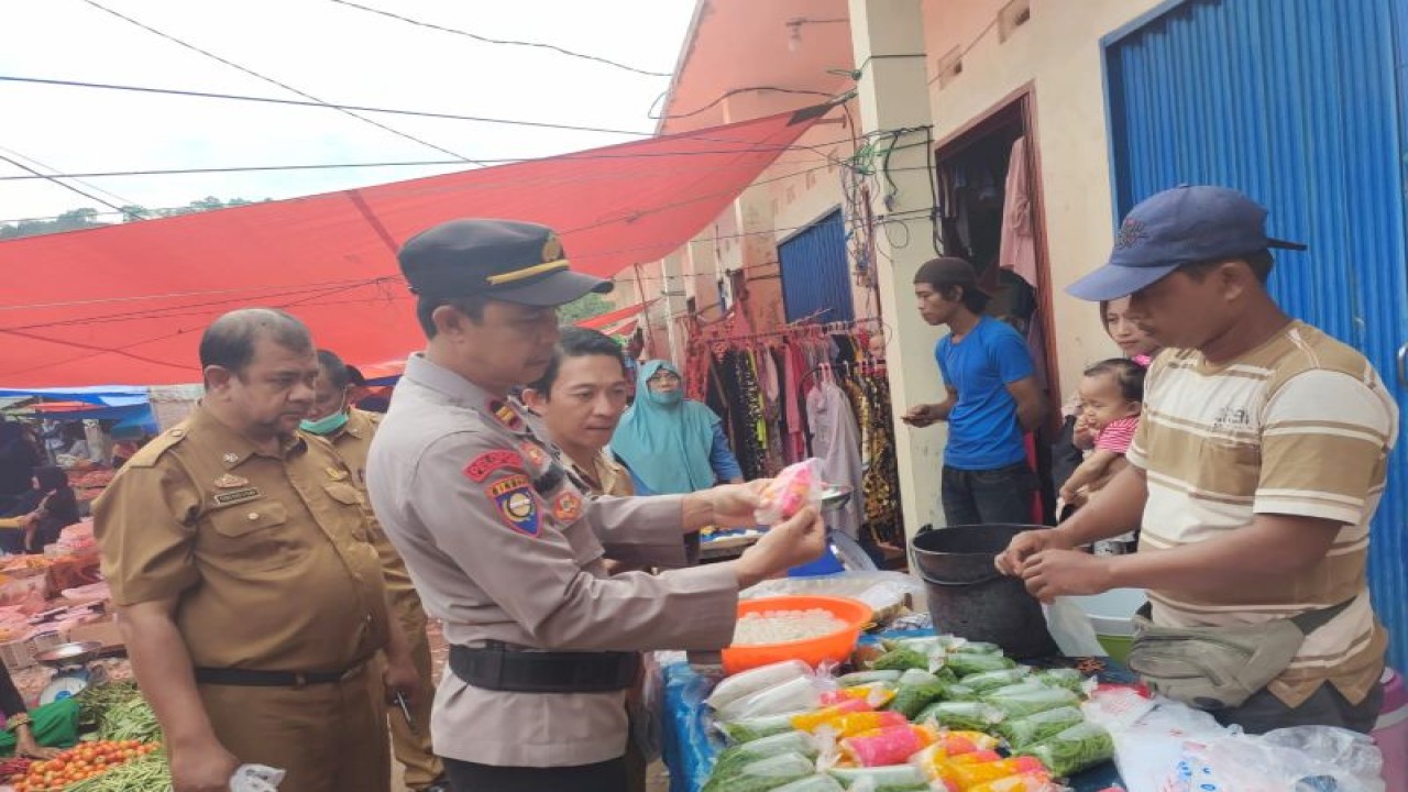 Tim polisi dan petugas kesehatan melakukan sidak di pasar. ANTARA/HO.