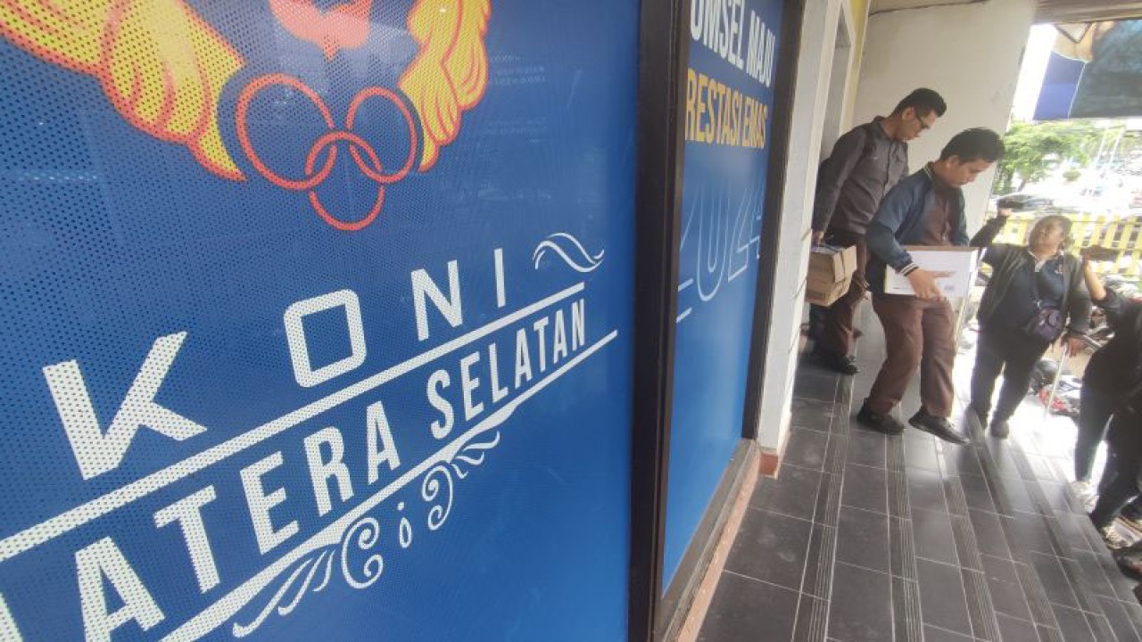 Tim Jaksa Penyidik Kejaksaan Tinggi Sumatera Selatan membawa berisi berkas penting dari kantor Komite Olahraga Nasional Indonesia (KONI) Sumatera Selatan Jalan Jendral Sudirman, Palembang, dalam rangka penyidikan kasus dugaan korupsi pencairan deposito dan dana hibah tahun anggaran 2021, Kamis (30/3/2023) (ANTARA/M Riezko Bima Elko P)
