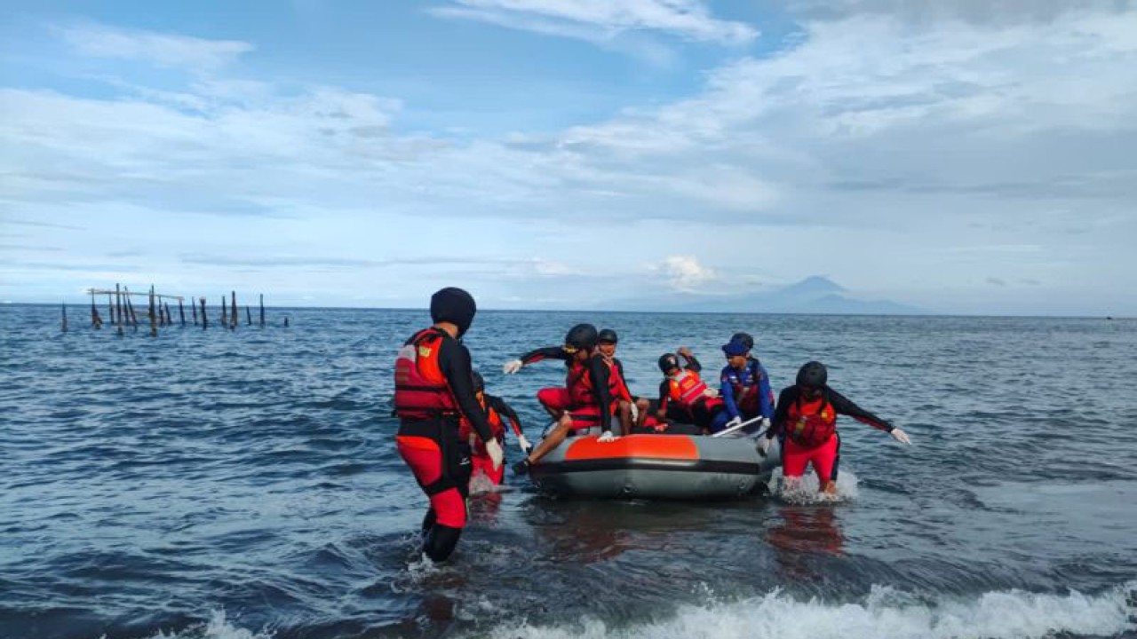 Tim SAR mengevakuasi jenazah ABK terakhir yang menjadi korban insiden kebakaran MT Kristin bernama Diki Abdul Azis melalui Pantai Ampenan, Mataram, NTB, Kamis (30/3/2023). (ANTARA/HO-Basarnas Mataram)