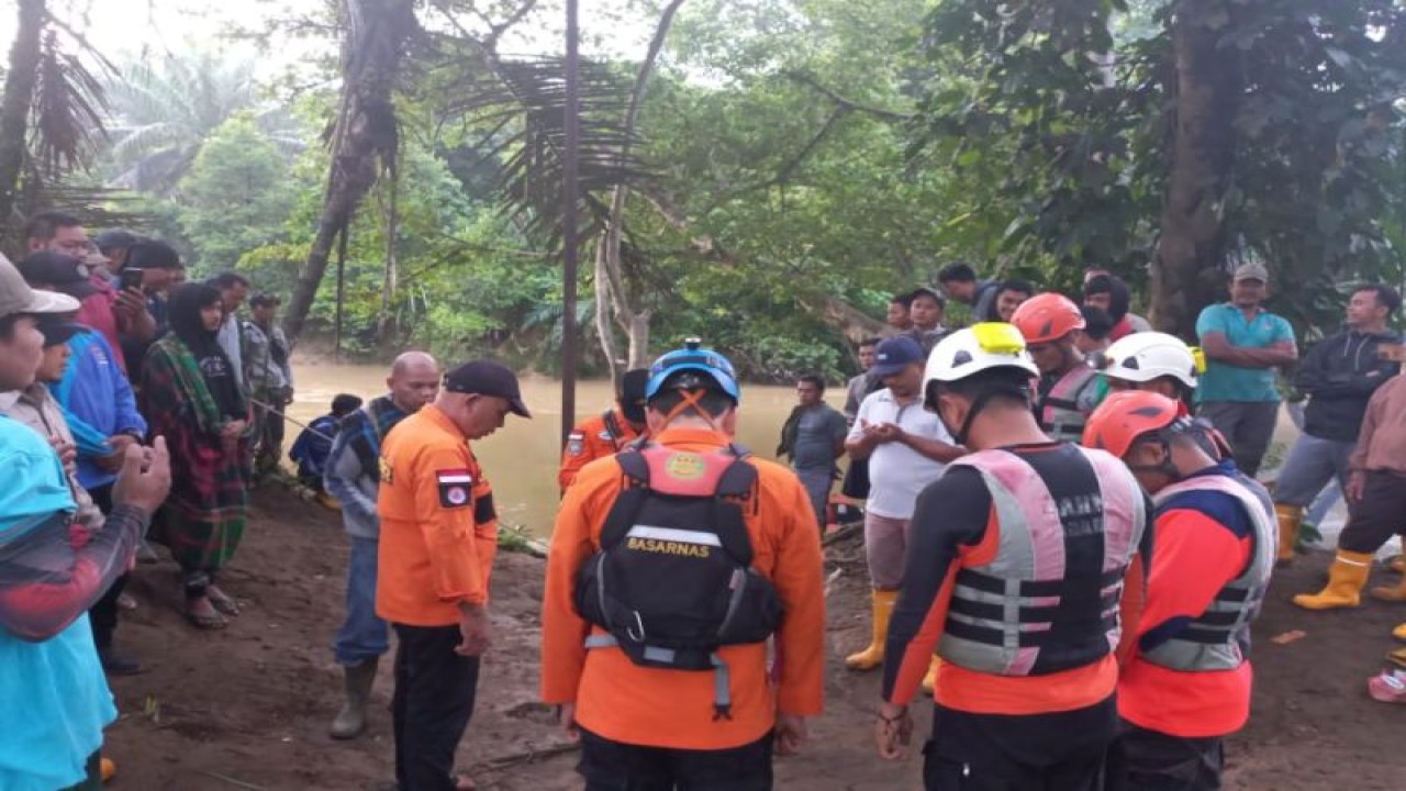 Tim gabungan Basarnas Pasaman saat memulai pencarian, Jumat (31/3) terhadap korban yang diduga diterkam buaya saat mandi di Sungai Sikobo, Jorong Silawai Timur, Kecamatan Sungai Beremas pada Kamis sore (30/3/2023). (ANTARA)