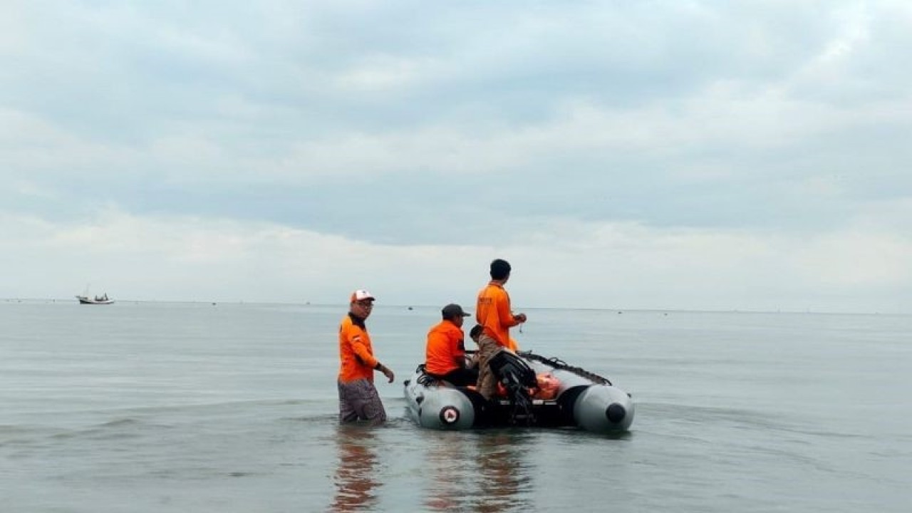 Sejumlah anggota BPBD Pemkab Pamekasan hendak berangkat melakukan pencarian korban nelayan hilang asal Desa Branta Pesisir, Pamekasan, Selasa. (ANTARA/HO-BPBD Pamekasan)