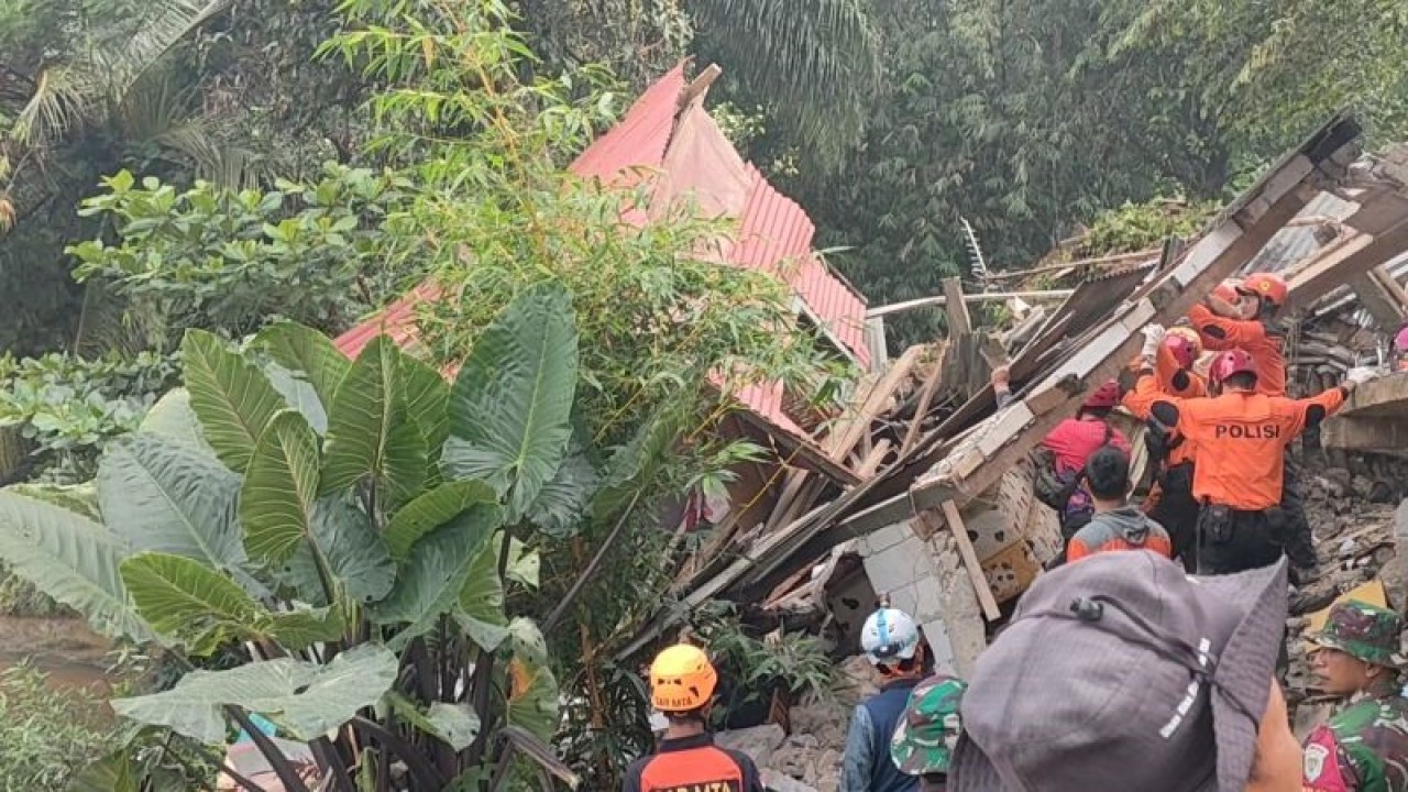 Situasi evakuasi empat orang korban yang masih tertimbun di lokasi longsor tebing penahan tanah (TPT) rel kereta api Stasiun Batutulis-Sukabumi yang menimpa lima rumah di RT07/RW04 Kampung Sirna Sari Kelurahan Empang, Kecamatan Bogor Selatan, Kota Bogor, Jawa Barat, Rabu (15/3/2023) pagi. (ANTARA/Linna Susanti)