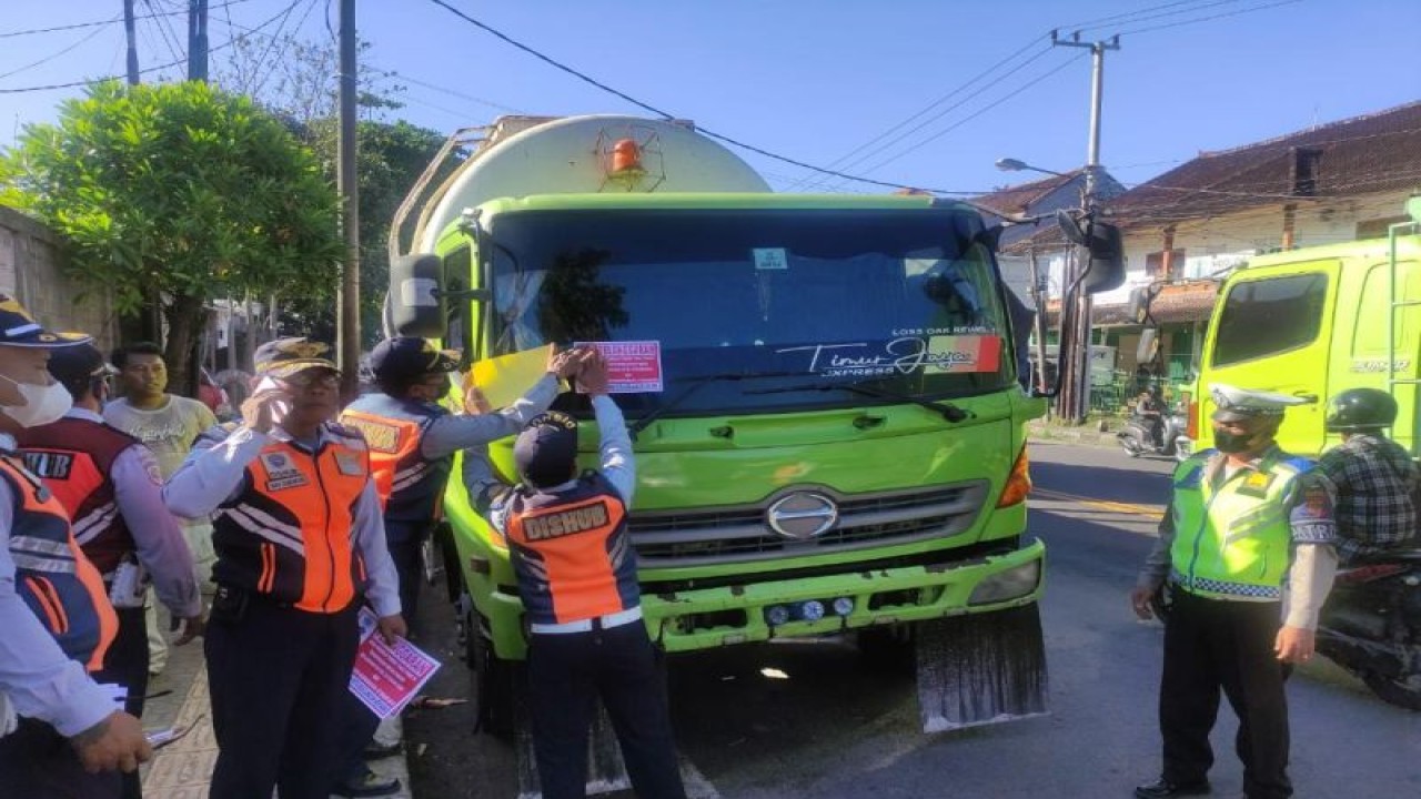 Tim gabungan Pemerintah Kota Denpasar saat melakukan sidak lalu lintas dan angkutan di kawasan Jalan Mahendradata, Denpasar, Kamis (9/3/2023). ANTARA/HO-Pemkot Denpasar.