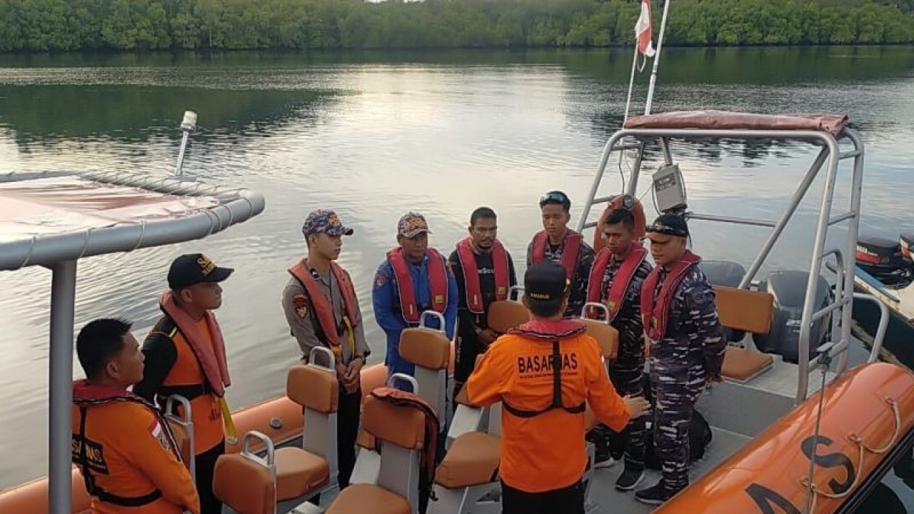 Tim search and rescue (SAR) Mentawai gabungan mencari korban kapal karam di perairan Kabupaten Kepulauan Mentawai, Selasa (28/3/2023). ANTARA/SAR Kabupaten Kepulauan Mentawai.
