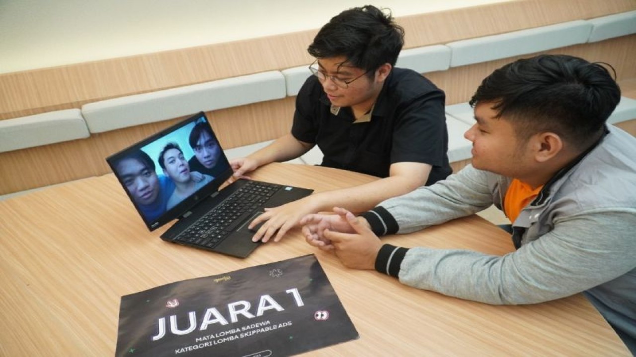 Daniel Garry The dan Yohanes Bernard Hadiyanto yang menyabet juara 1 kategori Sadewa (Skippable Ads) di Festival Ajisaka 2023. (ANTARA/HO-Petra Christian University)