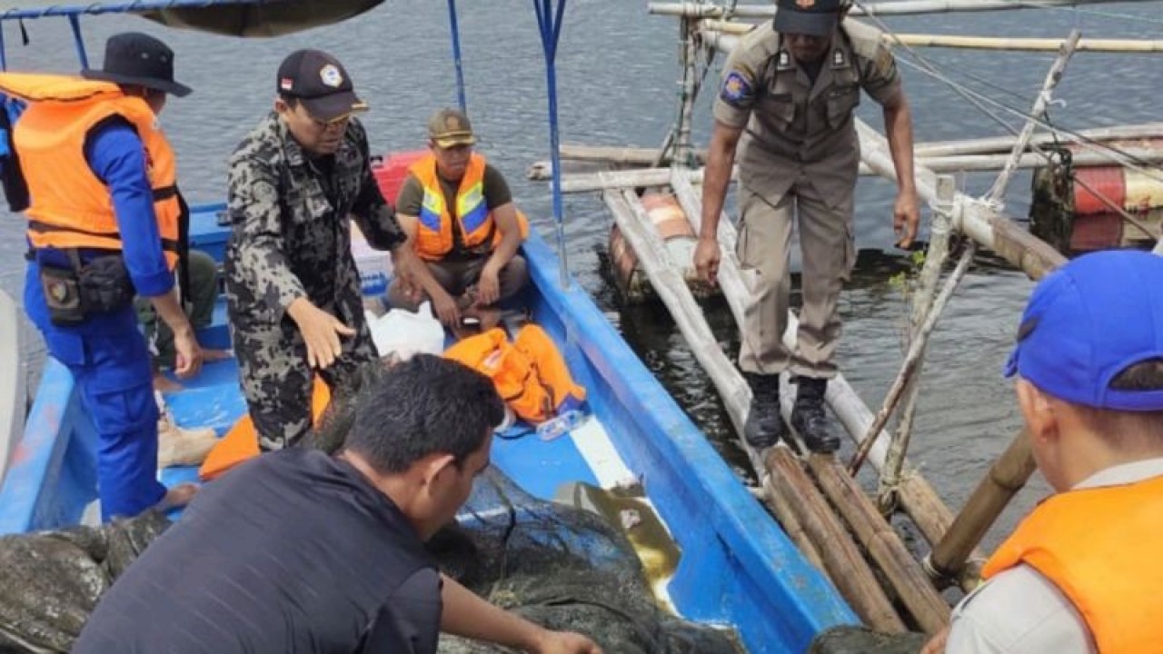 Tim melakukan pengawasan dan razia bagan di Danau Singkarak. ANTARA/HO-DKP Sumbar