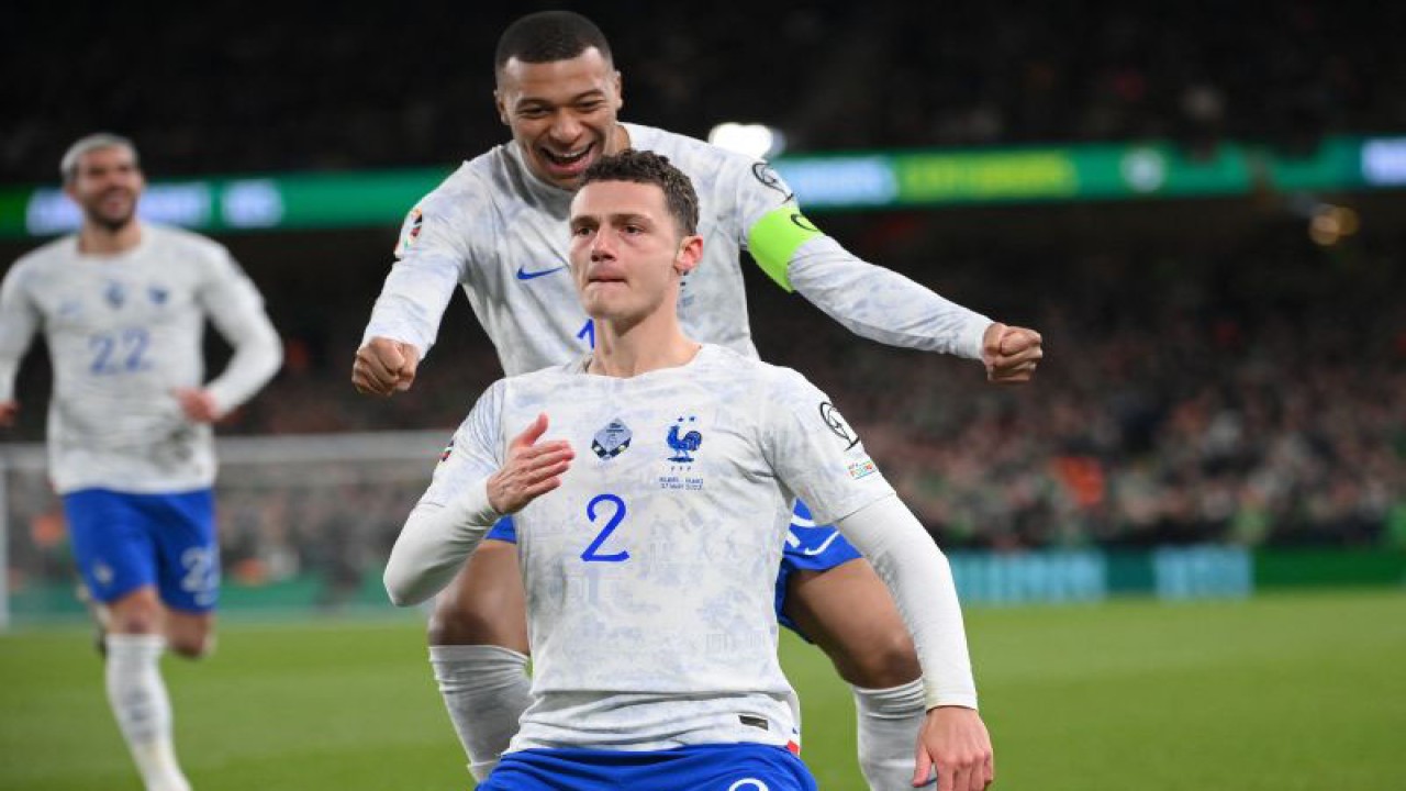 Selebrasi Benjamin Pavard setelah mencetak gol kemenangan timnas Prancis dalam pertandingan Grup B Kulaifikasi Piala Eropa 2024 lawan Republik Irlandia di Dublin, pada 28 Maret 2023. ANTARA/AFP/FRANCK FIFE