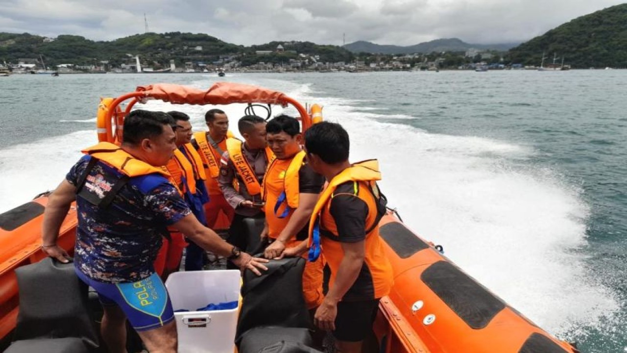 Tim SAR gabungan di Labuan Bajo sedang menuju lokasi kecelakaan kapal motor tanpa nama yang tengelam di perairan Pulau Pungu Kabupaten Manggarai Barat Provinsi Nusa Tenggara Timur, Kamis. (ANTARA/HO-Basarnas Maumere)