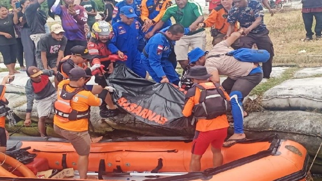 Tim SAR saat mencari korban tenggelam di Holtekam, Jayapura, Provinsi Papua, Kamis (2/3/2023). (FOTO ANTARA/HO/SAR Jayapura)