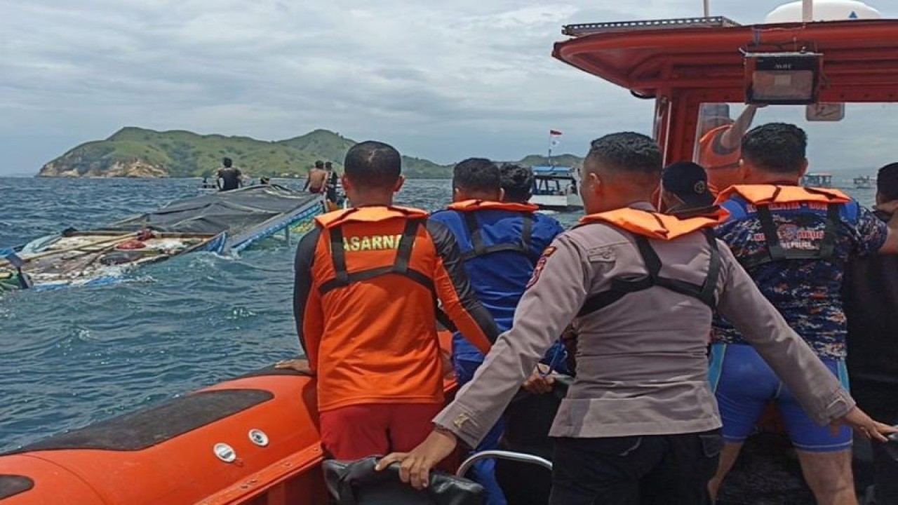 Tim SAR Gabungan mengevakuasi enam penumpang kapal ojek antar pulau dengan rute Pulau Messah-Labuan Bajo yang mengalami kecelakaan kapal di Perairan Pulau Pungu Besar, Manggarai Barat, NTT, Kamis (2/3/2023). (ANTARA/HO-Kantor SAR Maumere)