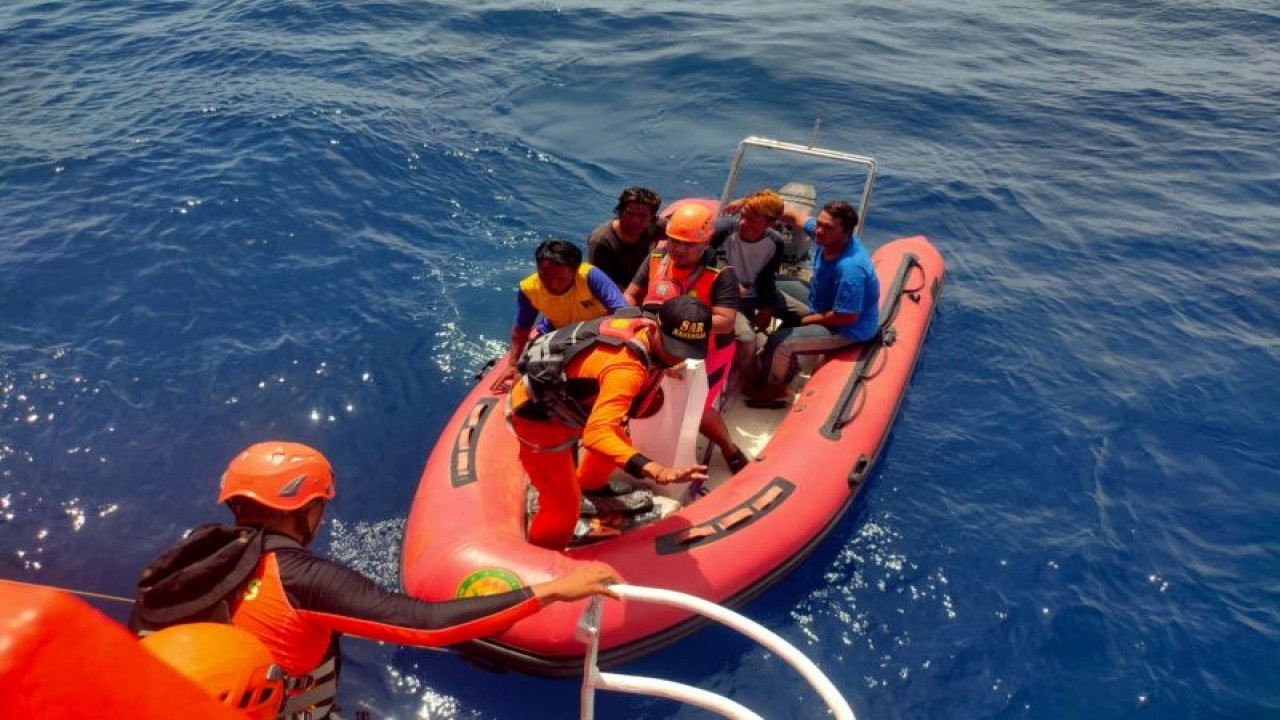 Tim SAR mengevakuasi korban kapal tenggelam dari KM Bahari Nusantara dengan menggunakan perahu karet ke KN SAR Arjuna 229 untuk kemudian dibawa menuju Pelabuhan Benoa, Bali, Kamis (2/3/2023). ANTARA/HO-Humas Basarnas Bali