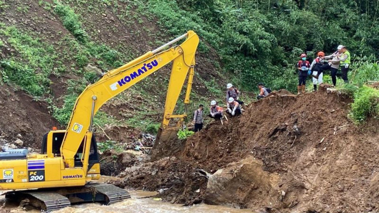 Alat berat diturunkan untuk memastikan tulang belulang yang dilaporkan warga di lokasi longsor Sate Sinta-Cijedil, Kecamatan Cugenang, Cianjur, Jawa Barat, bukan korban gempa melainkan bangkai kuda, Jumat (3/3/2023).(ANTARA/Ahmad Fikri). (Ahmad Fikri)