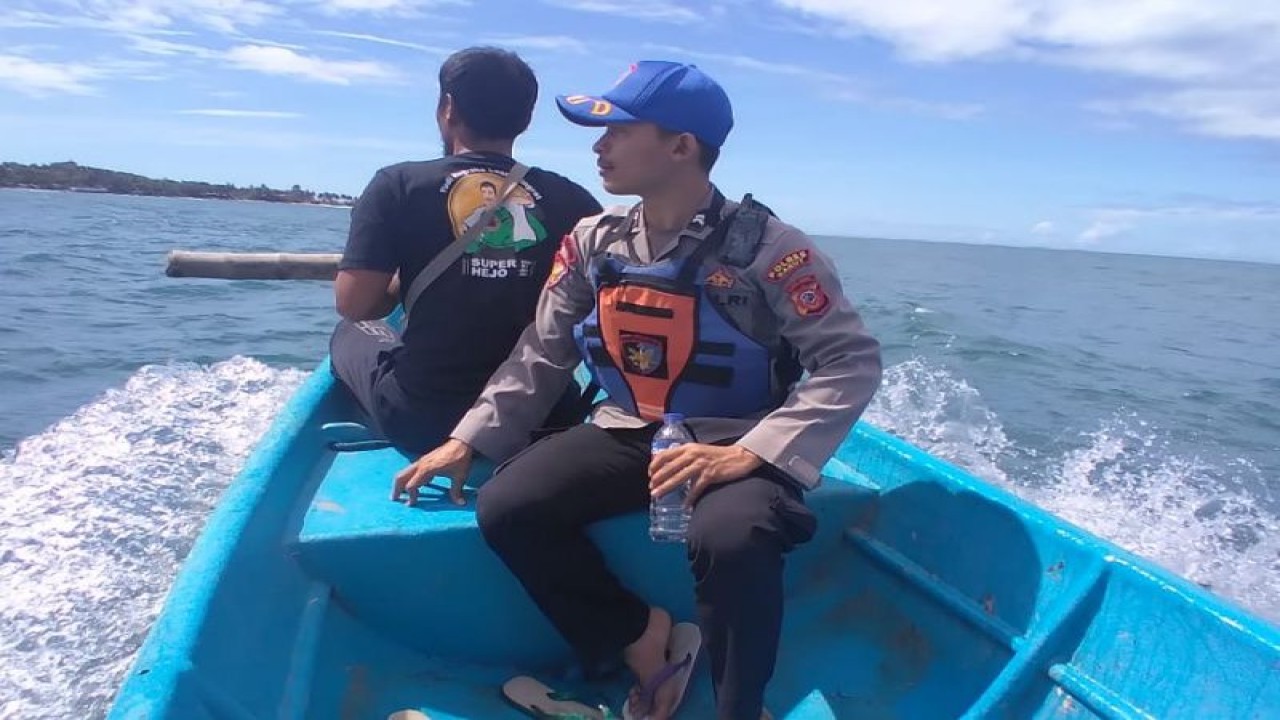 Petugas SAR gabungan melakukan pencarian seorang wisatawan yang terseret ombak di Pantai Manalusu, Kabupaten Garut, Jawa Barat, Senin (6/3/2023). (ANTARA/HO-Satpol Airud Garut)