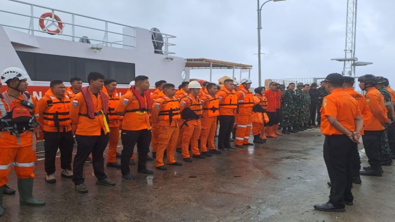 Tim SAR Gabungan berada di dermaga Tanjung Payung Penagi, Natuna, Kepri saat akan berangkat ke Serasan, Senin (6/3). (ANTARA/HO-Basarnas Natuna)