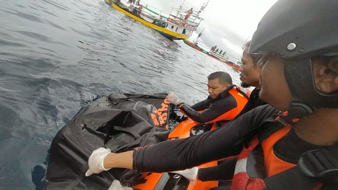 Tim SAR mengevakuasi jenazah Aminunsyah (18), yang mengambang di permukaan laut Kabupaten Bima, Nusa Tenggara Barat, Selasa (7/3/2023). ANTARA/HO-Basarnas