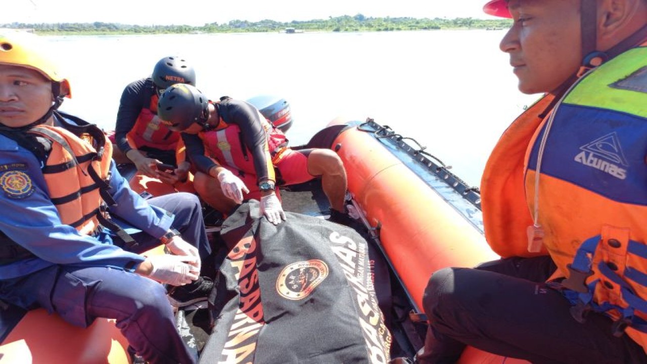 Tim SAR mengevakuasi jenazah seorang perempuan lanjut usia yang ditemukan di Bendungan Pandan Dure, Kecamatan Sakra, Kabupaten Lombok Timur, Provinsi Nusa Tenggara Barat, Sabtu (11/3/2023). (ANTARA/HO-Basarnas Mataram)