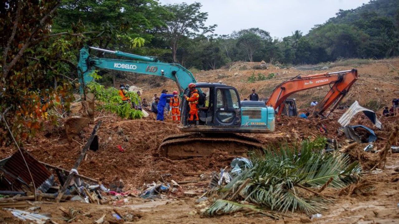 Sejumlah petugas SAR dibantu dengan alat berat berupaya melakukan upaya pencarian korban yang tertimbun tanah longsor pada hari keenam di Kampung Molon, Desa Pangkalan, Kecamatan Serasan, Kabupaten Natuna, Kepulauan Riau, Sabtu (11/3/2023). . ANTARA FOTO/Teguh Prihatna/foc