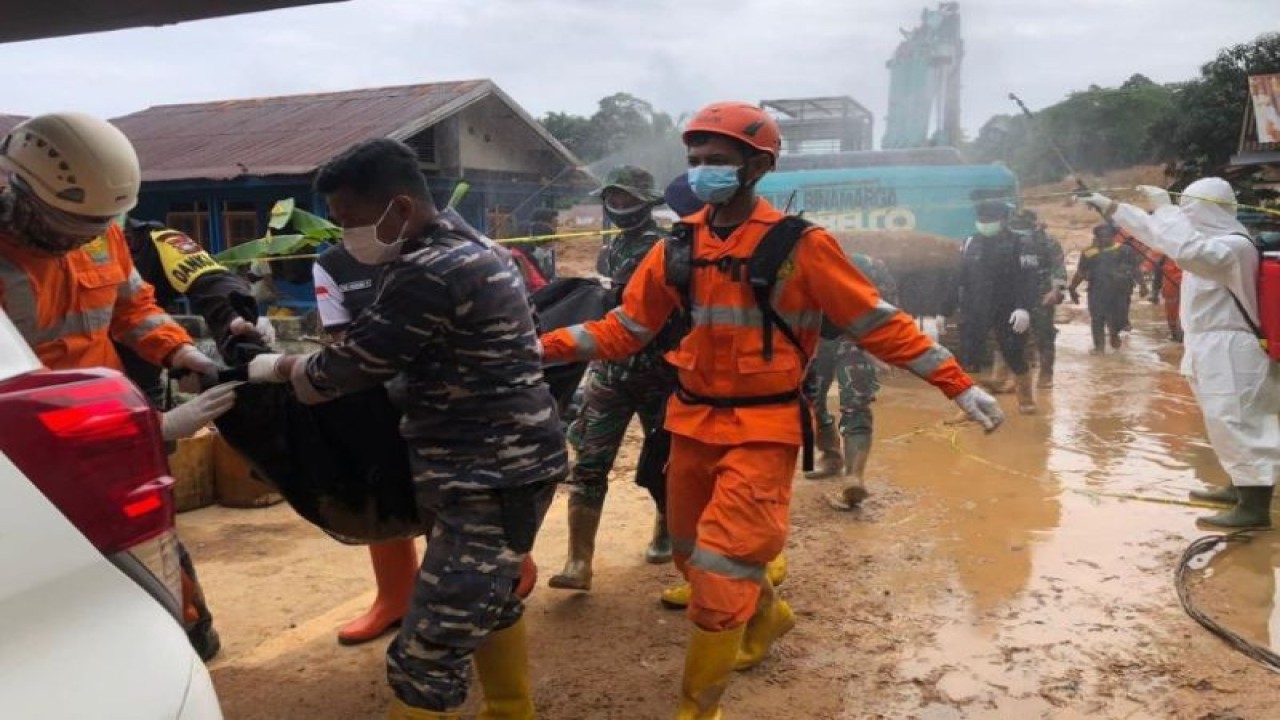 Tim SAR gabungan sedang menaikkan jenazah korban tanah longsor ke ambulans di Desa Pangkalan, Serasan, Natuna, Kepulauan Riau, Ahad (12/3/2023). (ANTARA/HO-Kodam I/BB)