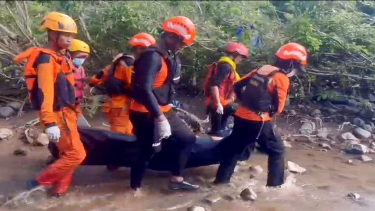 Tim SAR gabungan mengevakuasi jenazah korban pekerja proyek pembangunan Bendungan Pamukkulu yang terseret arus usai ditemukan di pinggir sungai di Kabupaten Takalar, Sulawesi Selatan, Rabu (15/3/2023). FOTO ANTARA/HO/Dokumentasi Basarnas Sulsel.