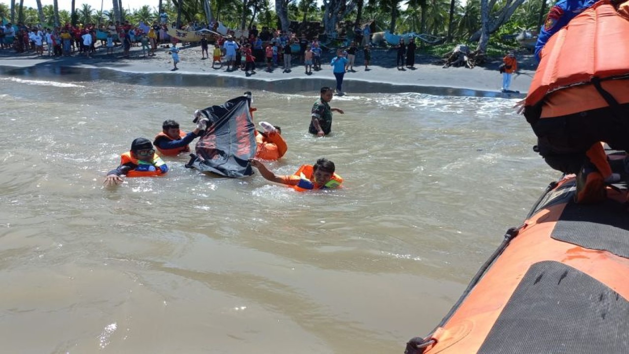 Tim SAR mengevakuasi jenazah siswi kelas 2 SD atas nama Nurmala Putri (8), yang ditemukan di perairan Pantai Montong Meong, Labuhan Haji, Kabupaten Lombok Timur, NTB, Kamis (16/3/2023), pukul 13.00 Wita. (ANTARA/HO-Basarnas)