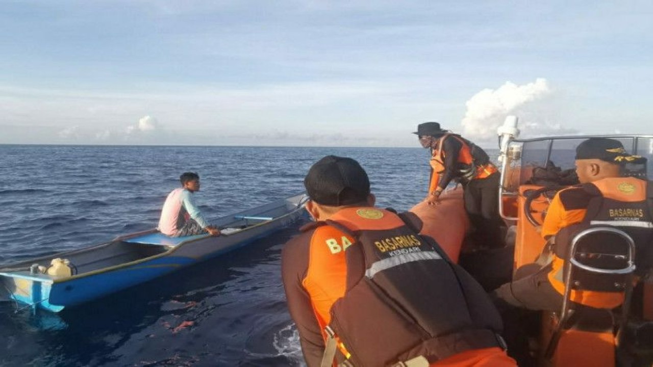 Tim SAR lanjutkan pencarain nelayan hilang di Kabupaten Buton Selatan, Selasa (21/3/2023) (ANTARA/HO-Humas Basarnas Kendari)