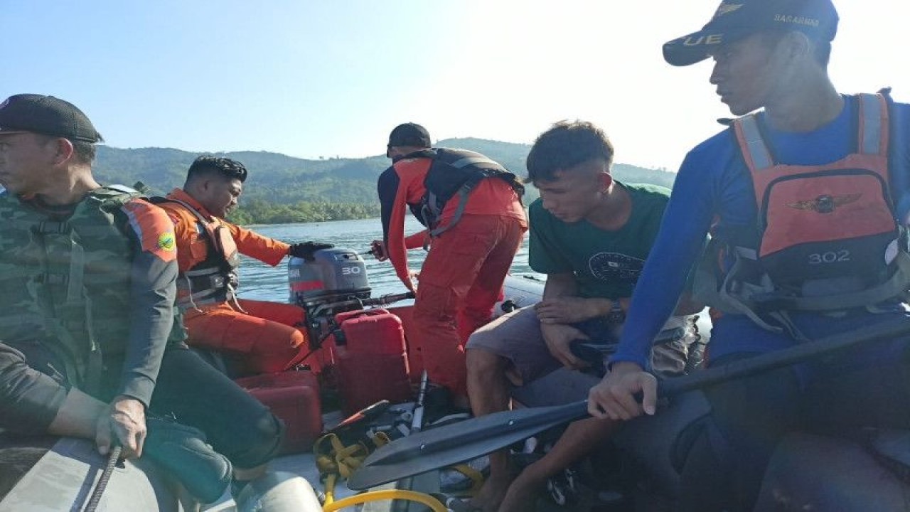 Tim SAR gabungan melakukan pencarian. ANTARA/ HO- Humas Basarnas Manado (1)