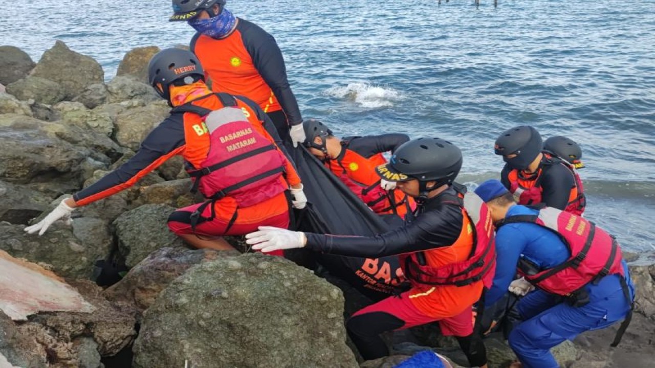 Tim SAR mengevakuasi jenazah korban kebakaran kapal yang ditemukan di perairan laut Ampenan, Kota Mataram, NTB, Kamis (30/3/2023). ANTARA/HO-Basarnas