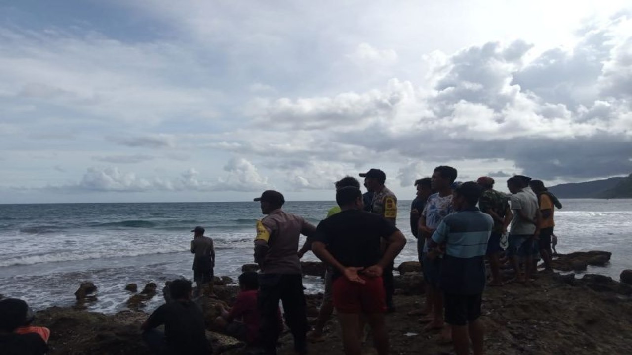 Warga saat melakukan pencarian terhadap korban di Pantai Lere, Kabupaten Bima, Nusa Tenggara Barat, Selasa (7/3/2023) (ANTARA/Humas BPBD Bima)