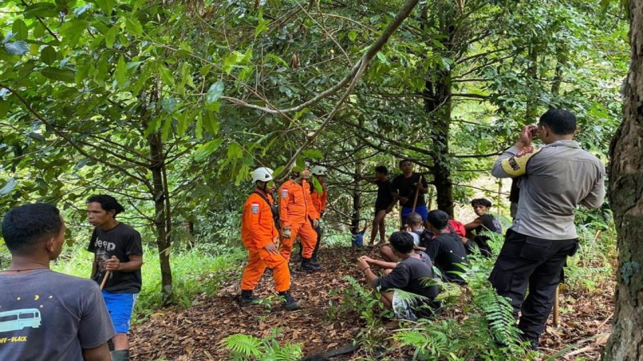 Petugas berusaha menemukan seorang warga Kelurahan Foramadiahi di Kota Ternate yang dilaporkan hilang saat pergi kebun pada Selasa (28/3/2023). (ANTARA/HO- Basarnas Ternate)