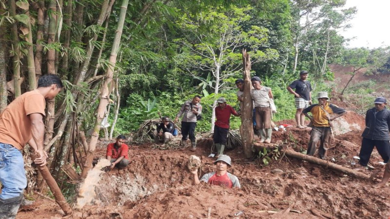 Tim "Search and Rescue" (SAR) gabungan mencari warga Kabupaten Lebak, Banten tertimbun longsoran tanah di Area Perhutani Blok Cikadu Lipung Kampung Palendeng Desa Sindangwangi Kecamatan Muncang, Lebak, Sabtu (4/3/2023) dini hari. ANTARA/HO-Basarna
