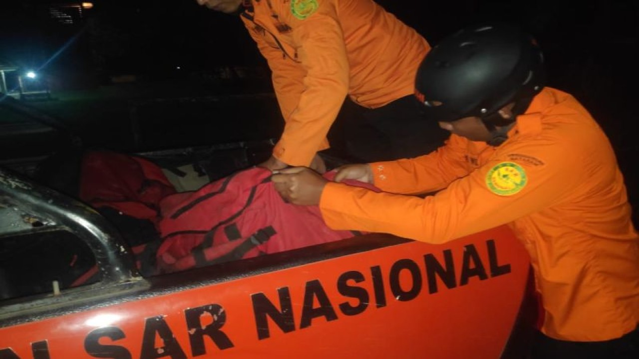 Tim SAR mengevakuasi mayat seorang perempuan yang jatuh ke sumur di Desa Keruak Ketangga, Lombok Timur, NTB, Senin (27/3/2023). ANTARA/HO-Basarnas